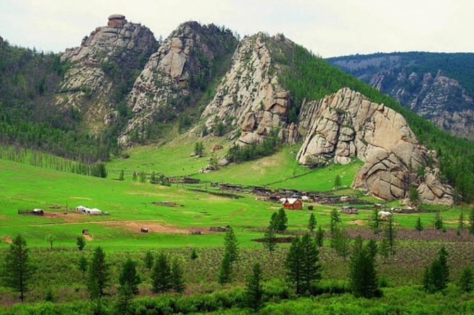 1 Day Coach Tour of Genghis Khan Statue Complex and Terelj National Park Including Lunch - First Stop: Gorkhi-Terelj National Park and the Quick Altitude Change