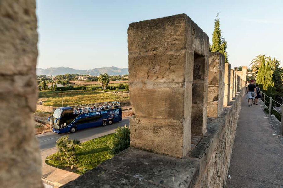 Alcudia: ALCUDIA City TOUR Open Top Bus, open-top bus tour - The return route along the southern walls