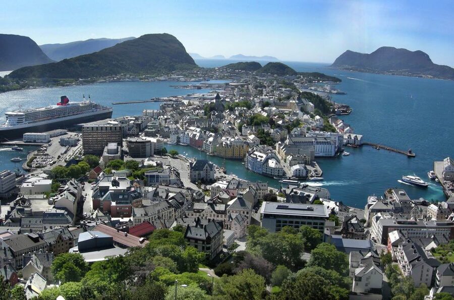 Alesund: City Sightseeing Hop-On Hop-Off Bus Tour - Destinasjon Ålesund & Sunnmøre: useful context while you ride past