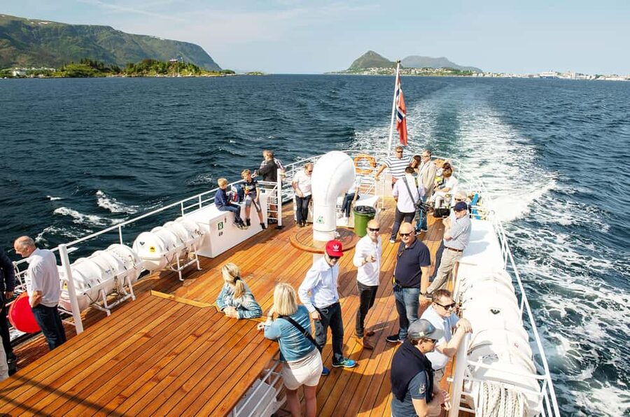 Ålesund to Geiranger Fjord Boat Tour with Return Bus Tour - Alesund to Geiranger in one day: why this combo tour works