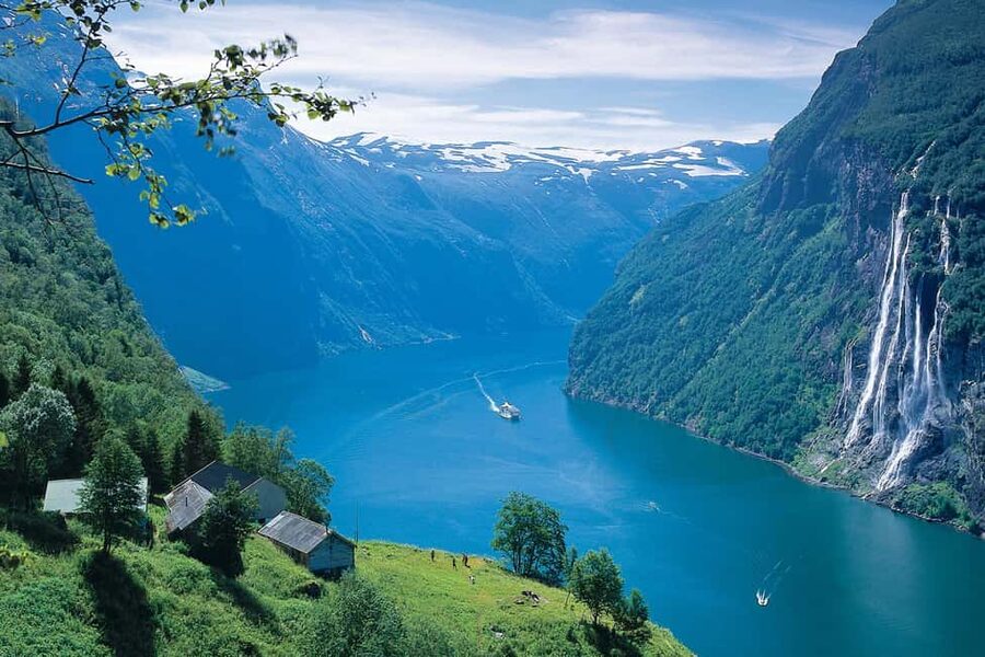 Ålesund to Geiranger Fjord Boat Tour with Return Bus Tour - Hjørundfjorden cruise from Ålesund to Øye: where the day feels big