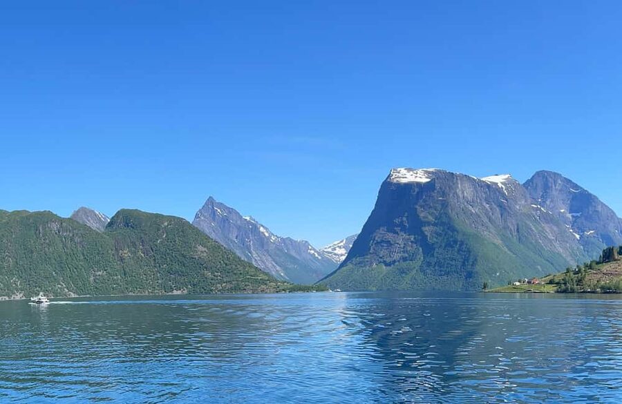 Ålesund to Geiranger Fjord Boat Tour with Return Bus Tour - Riding Nordangsdalen to Hellesylt: bus views that feel like a slow camera pan