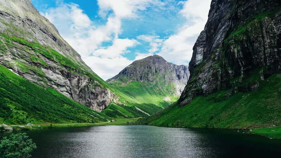 Ålesund to Geiranger Fjord Boat Tour with Return Bus Tour - Ørnesvingen Eagle Bend Road: a photo stop with payoff