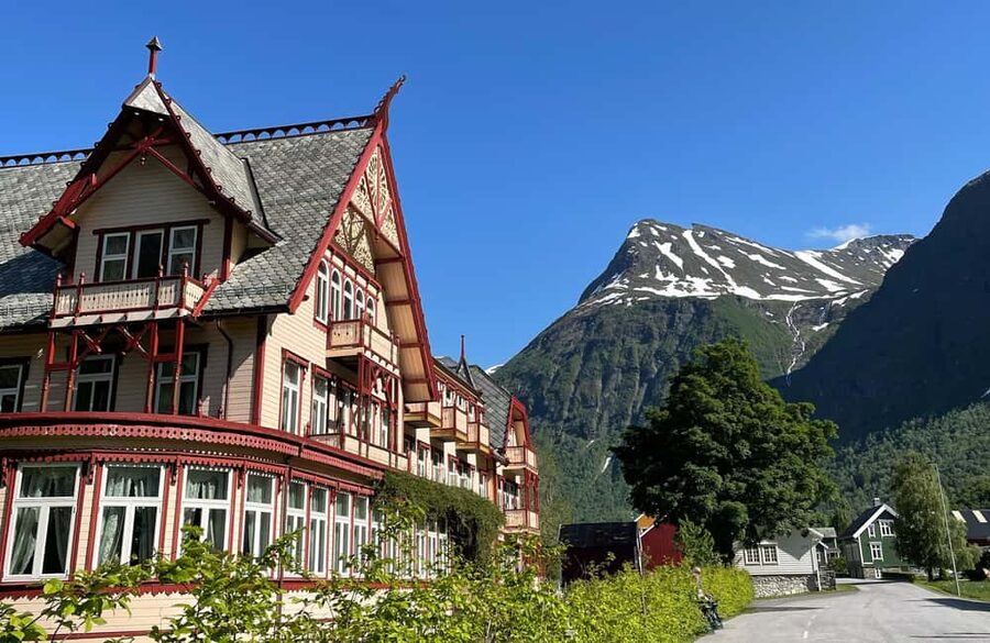 Ålesund to Geiranger Fjord Boat Tour with Return Bus Tour - Eidsdal, Linge, and the Storfjord ferry: switching gears without losing the views