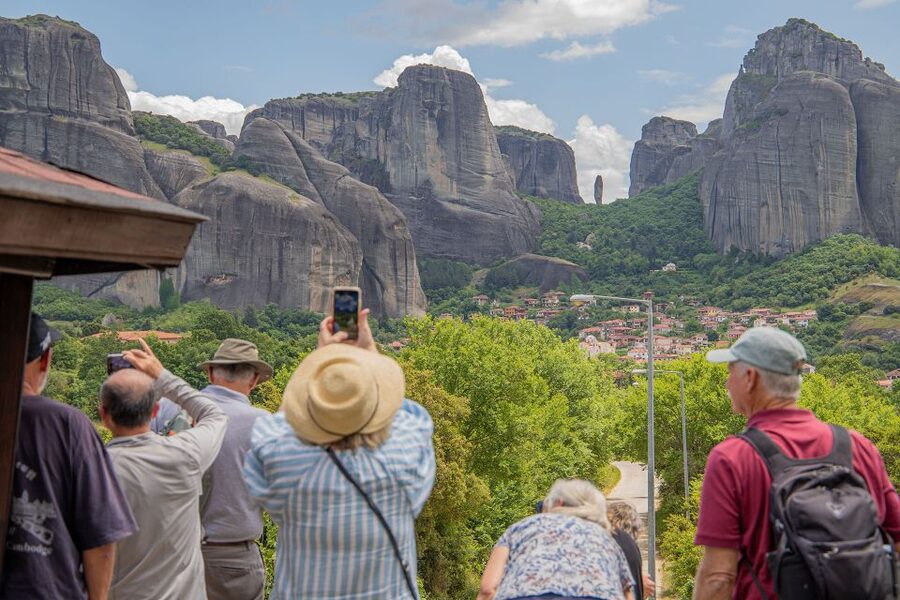 Athens to Meteora: Monasteries & Hidden Caves Bus Tour - Food, breaks, and how to handle the long road back to Athens