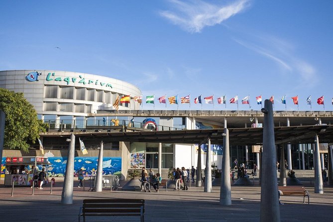 Barcelona City Tour Hop-On Hop-Off and Aquarium - Green East Route: Barceloneta beaches, Sant Pau modernism, Park Güell, and the Old City edge