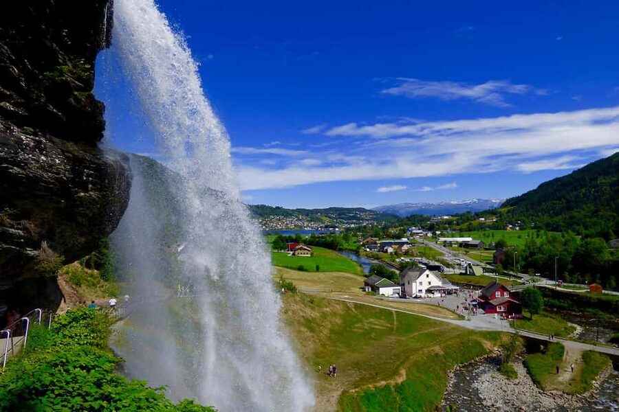 Bergen: Hardangerfjord & Waterfalls Bus Tour with Apple Pie - Stone-Age Carvings at Salthammeren: Why This Stop Matters