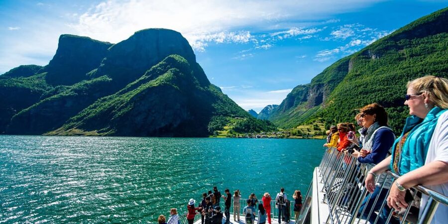Bergen: Nærøyfjorden, Flåm, and Stegastein Guided Bus Tour - Flåm break time: how to use 30 minutes well