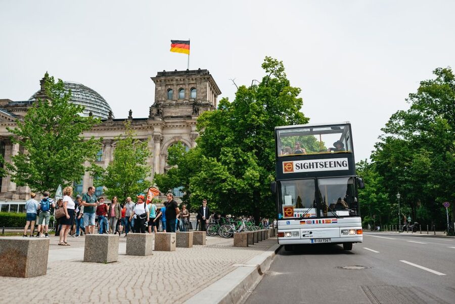 Berlin: Hop-on Hop-off Bus Tour with Live Commentary - Buses, comfort, and practical rules that affect your day