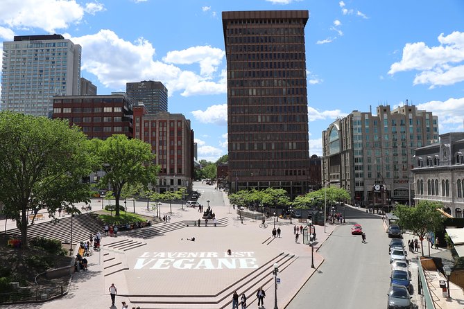 Best of Quebec City: Panoramic Bus Tour with Local Guide - Place d’Armes and Château Frontenac: the photo angles you actually want