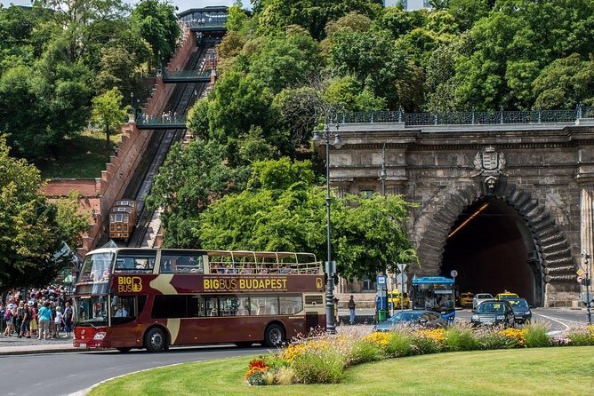 Big Bus Budapest Hop-On Hop-Off Bus and Walking Tour - The 1-hour walking tour: why it’s worth bundling