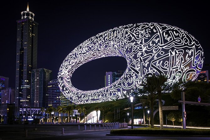 Big Bus Dubai Open Top Night Tour - The Human Touch: When Guides Make a Difference