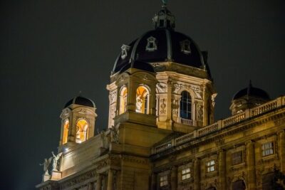 Big Bus Panoramic Live-Guided Evening Tour - How the Evening Works: Stay Seated, Follow the Story
