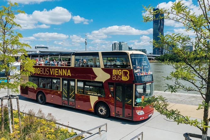 Big Bus Vienna Hop-On Hop-Off Sightseeing Tour - Audio commentary in 8 languages: how to get more than just music