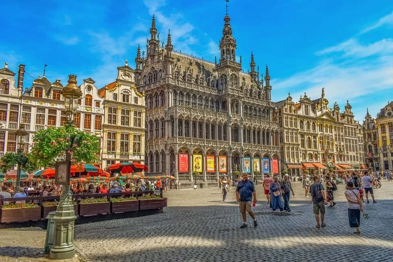 Brussels Highlights: Walking & Bus Tour with Waffle Tasting - Manneken Pis: The Classic Snapshot Stop That Works