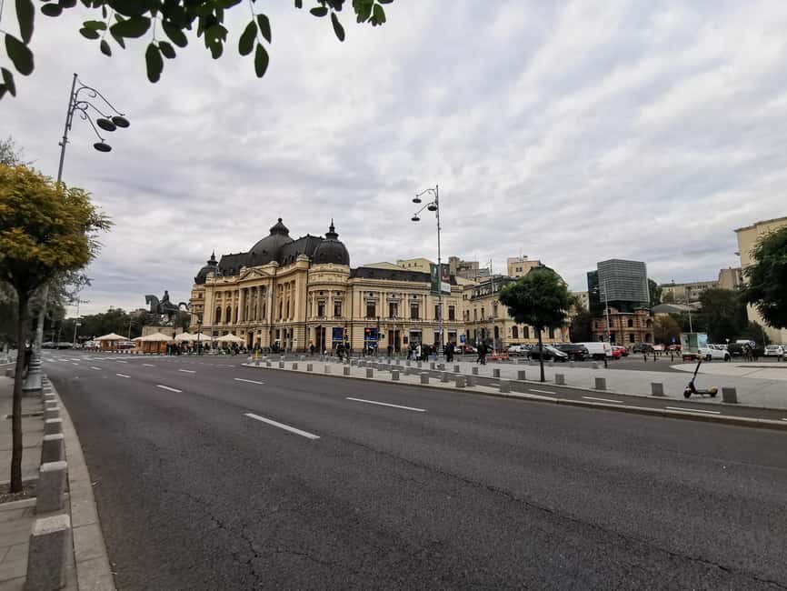 Bucharest city tour: Hop-on Hop-off sightseeing minibus - Palace of Parliament: outside photo stop with real orientation value