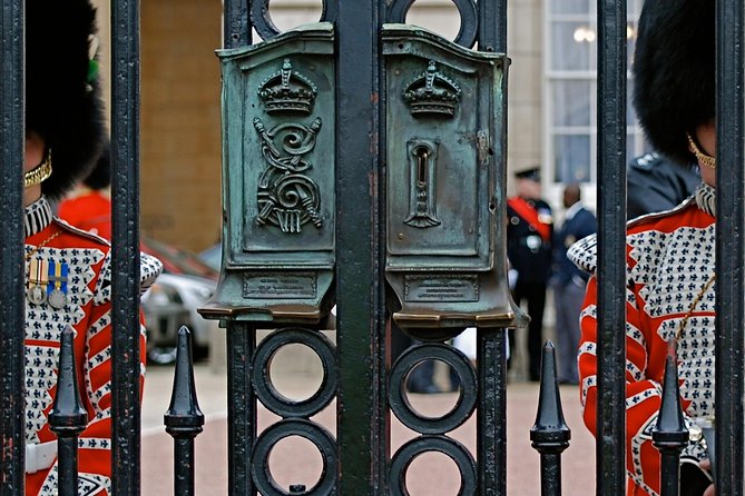 Buckingham Palace and Vintage Bus Tour of London - Rejoining by bus to Buckingham Palace: what happens when crowds meet a schedule