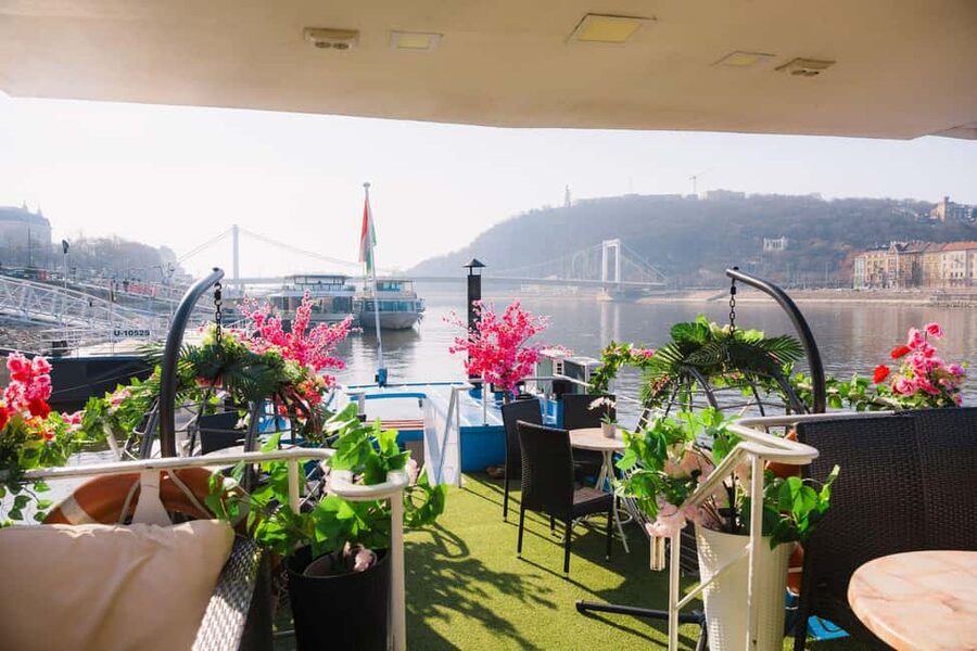 Budapest: Daytime Hop-on Hop-off Cruise with Welcome Drink - Onboard Comfort and the Bar: Welcome Drink, Restrooms, and Deck Strategy