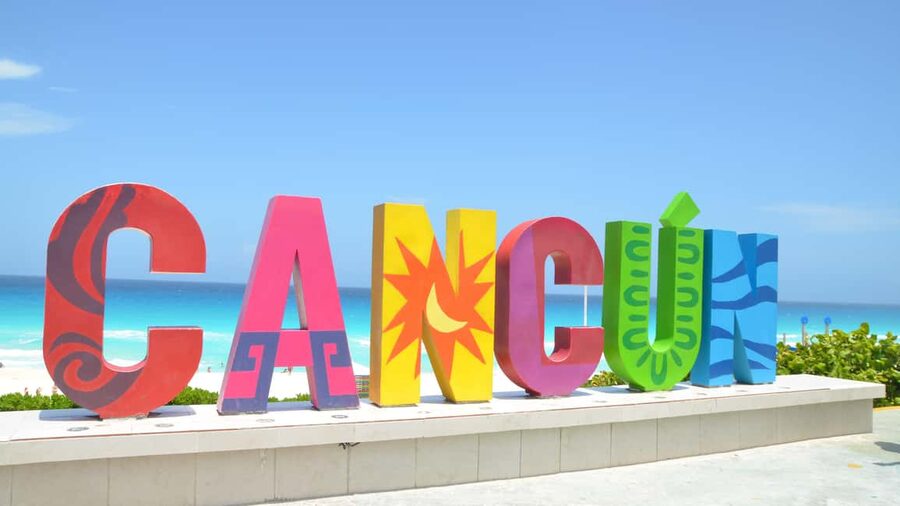 Cancún: Hop-on Hop-off Bus Tour with Submarine Trip - Hotel Zone Circuit: beaches, malls, and the iconic Cancun sign