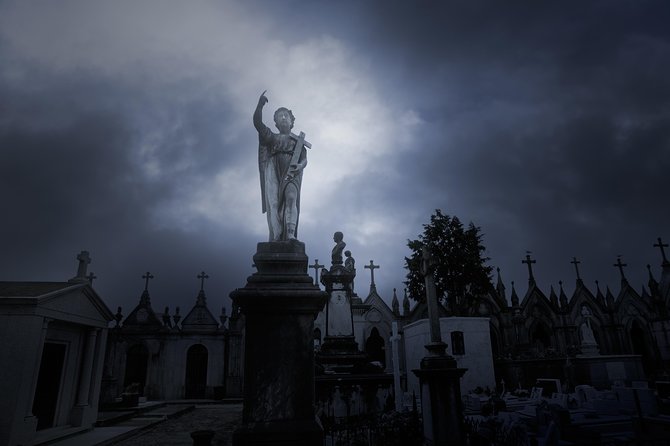 Cemetery and Ghost BYOB Bus Tour in New Orleans - Getting on board: pickup at Voodoo Tavern and the early-arrive trick