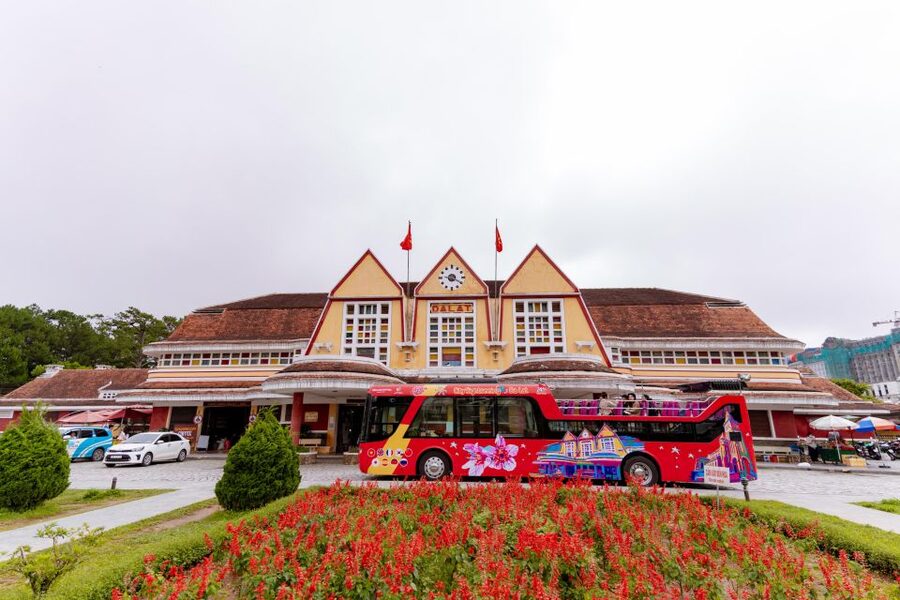 Da Lat: City Sightseeing Hop-On Hop-Off Bus Tour - Night Market (Stop 1): where to start for snacks, shopping, and people-watching