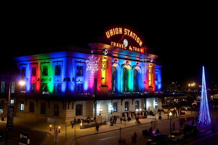 Denver: Holiday Lights & Sights Bus Tour - Key things that make this tour work