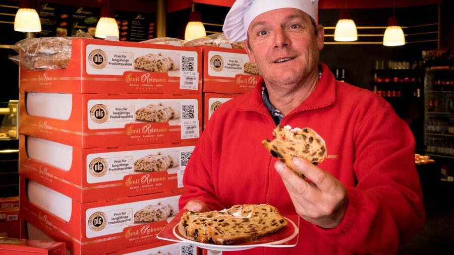 Dresden: Guided Bus Tour to Stollen Bakery with Tasting - Time to shop: special prices, and how to use that window well