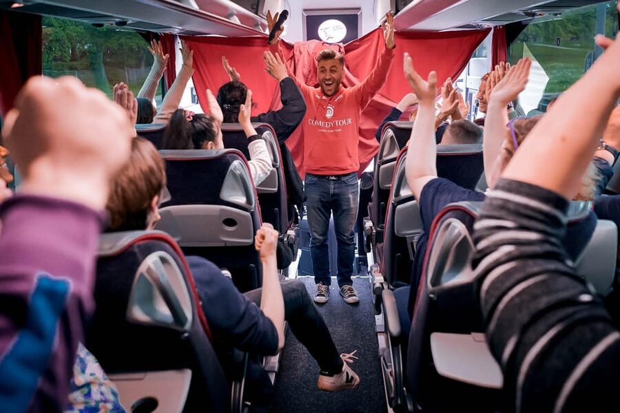 Düsseldorf: 1.5-Hour Comedy Bus Tour - Comedy Timing and Saturday Shows at 3:00 and 6:00