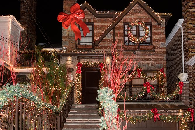 Dyker Heights Christmas Lights and NYC Skyline View Bus Tour - Comfort and Timing: What to Wear, When to Arrive, and How the Night Feels