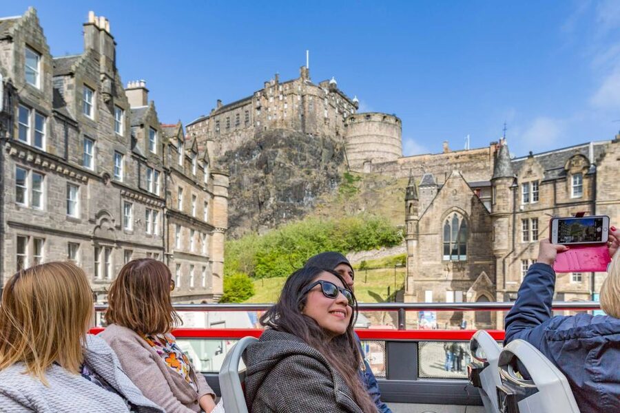 Edinburgh: Hop-On Hop-Off Bus Pass with 3 City Tours - On-bus commentary and languages: pick your listening style
