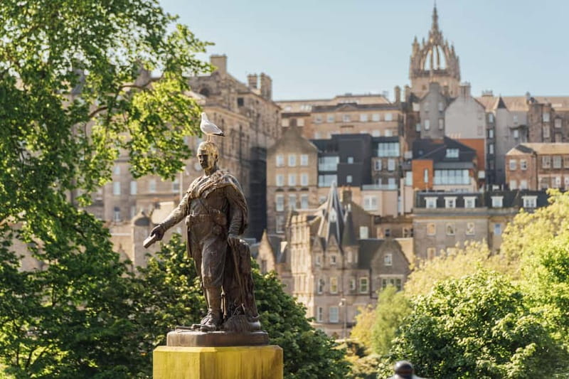 Edinburgh: Hop-On, Hop-Off Bus Tour City & Britannia Combo - Waterloo Place: the start point that makes everything easier