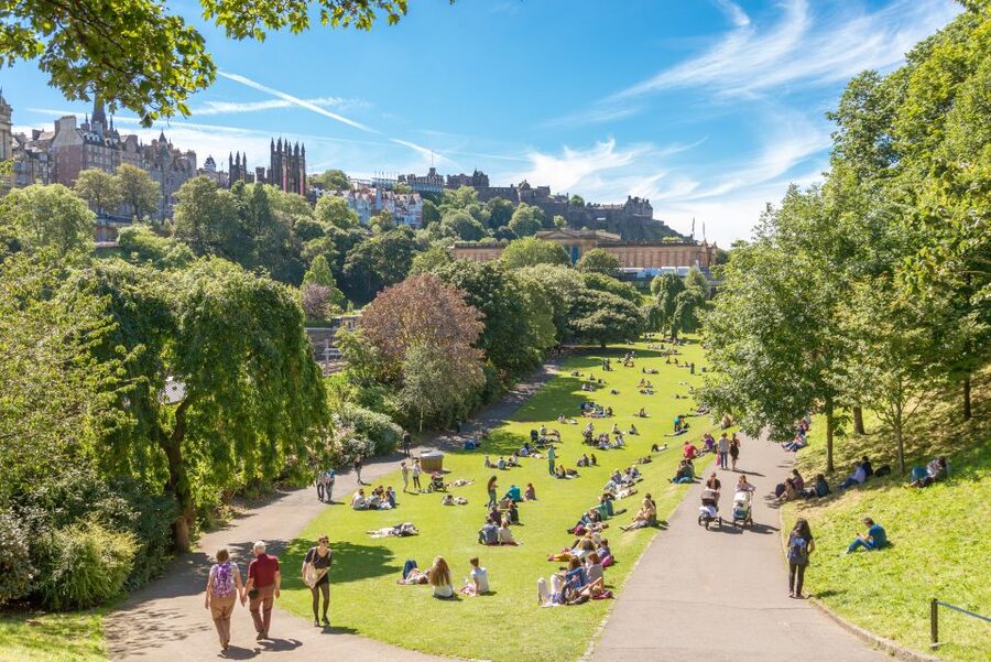 Edinburgh: Royal Attractions with Hop-On Hop-Off Bus Tours - Holyroodhouse: A Working Palace With Real-World Closing Dates
