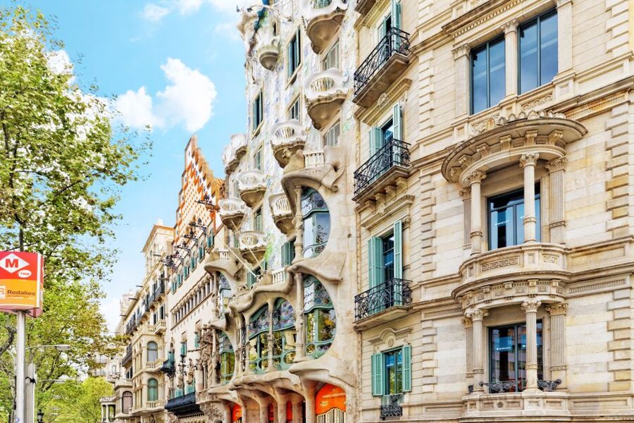 From Costa Brava: Barcelona and Antoni Gaudí's Work Bus Tour - Morning pickup from the Costa Brava: plan your day around 9:30 AM