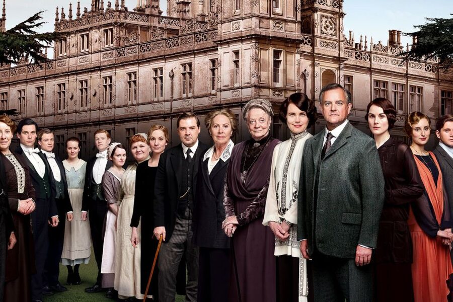 From London: Downton Abbey and Village Coach Tour - Food and shopping at the castle: budget for lunch choices