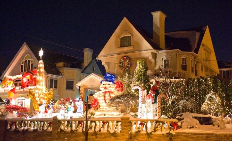 From Manhattan: 4-Hour Christmas Lights Luxury Bus Tour - The “wow” factor drive: Lower Manhattan and the skyline you don’t get by accident