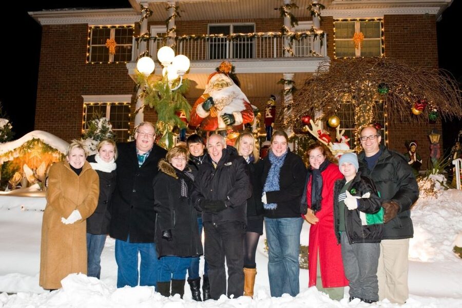 From Manhattan: 4-Hour Christmas Lights Luxury Bus Tour - Greenwich Village and the Washington Arch tree moment