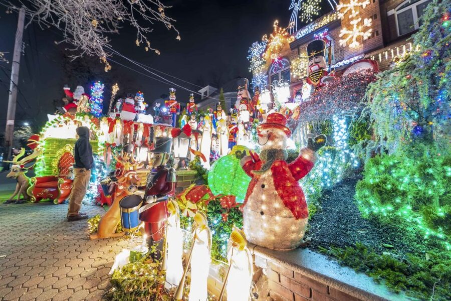 From Manhattan: Dyker Heights Lights & Skyline Tour - Photo strategy: how to get good shots in a place built for sparkle