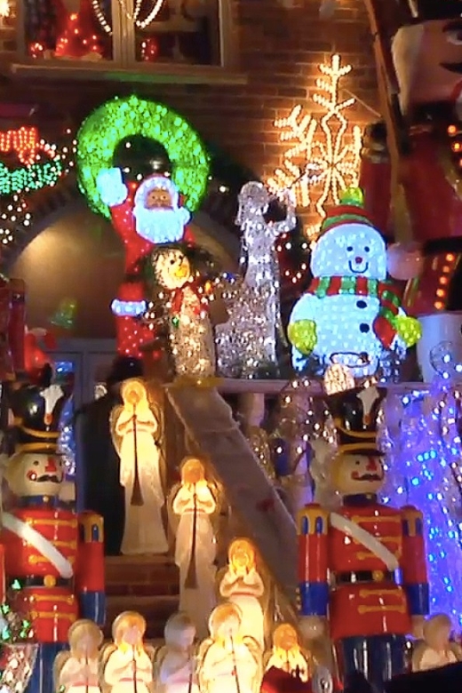 From Manhattan: Dyker Heights Lights & Skyline Tour - Brooklyn Bridge area stop: skyline photos are the payoff