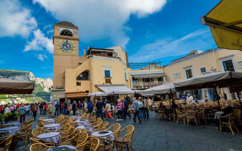 From Naples: Complete Capri Guided Boat and Bus Tour - Guides and Group Management: What Makes It Work on a Crowded Island