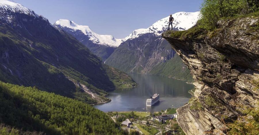 Geiranger: Bus Tour with Multilingual Audio Guide - Meeting the Guide and Getting On Track at the Pier Area