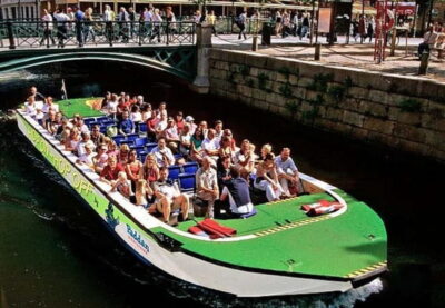 Gothenburg: Hop-On Hop-Off 24-Hour Sightseeing Boat - How the live guide changes the whole experience
