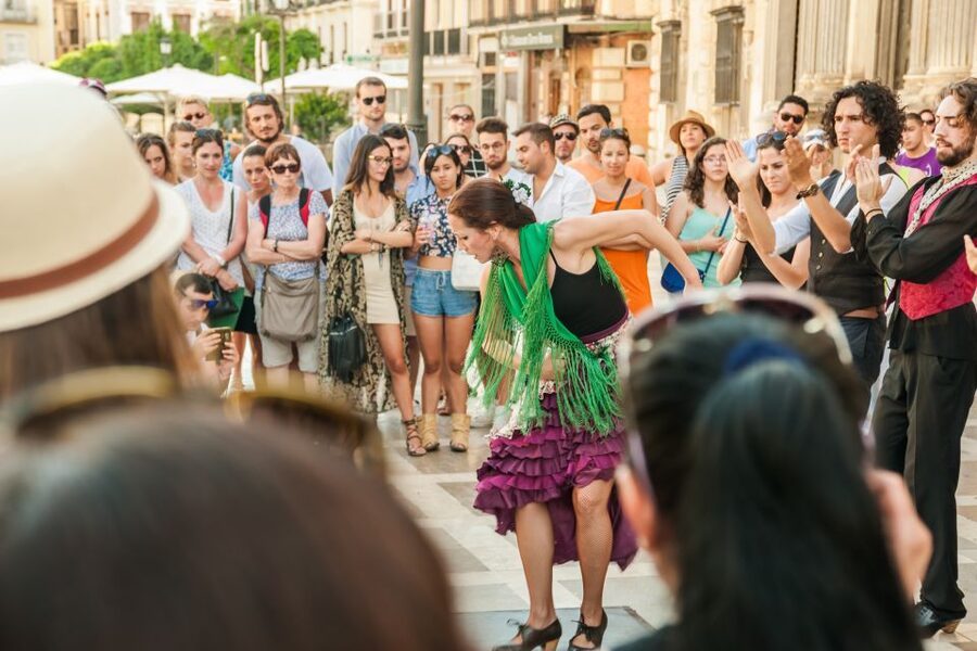 Granada City Train 1 or 2-Day Hop-On Hop-Off Ticket - Audio Commentary in 12 Languages: How to Use It Without Tuning Out