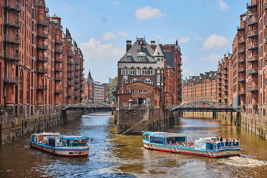 Hamburg: Harbor Cruise and Bus City Hop-On Hop-Off Tour - Using hop-on, hop-off flexibility without wasting time