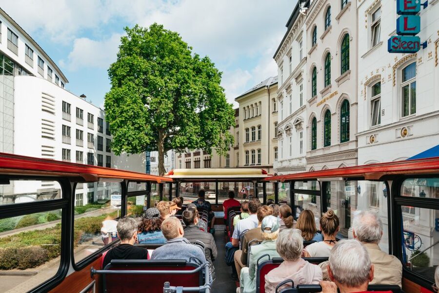 Hamburg: Line A Sightseeing Hop-On Hop-Off Bus Tour - Dammtor, Planten un Blomen, and Hamburg Messe: a change in tempo