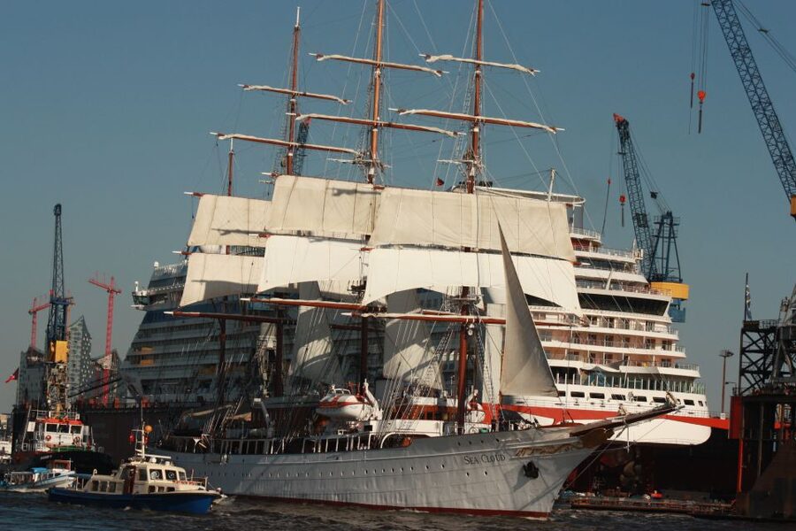 Hamburg: Line F Hop-On Hop-Off Bus and Boat Tour - Harbor Boat Tour: Why Water Turns the City Into a Story