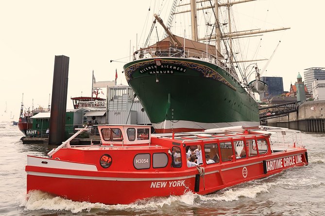 Hop-on hop-off on the water with the Maritime Circle Line in Hamburg - Meeting at St. Pauli Landungsbrücken: quick setup, simple plan