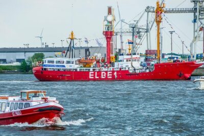 Hop-on hop-off on the water with the Maritime Circle Line in Hamburg - On board: open deck views, PA narration, and how English is handled