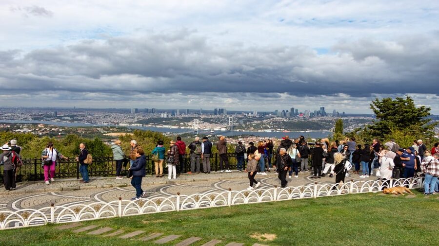 Istanbul: City Hightlights Bus Tour and Bosphorus Cruise - Beylerbeyi Palace: When the Bosphorus Feels Like a Backdrop