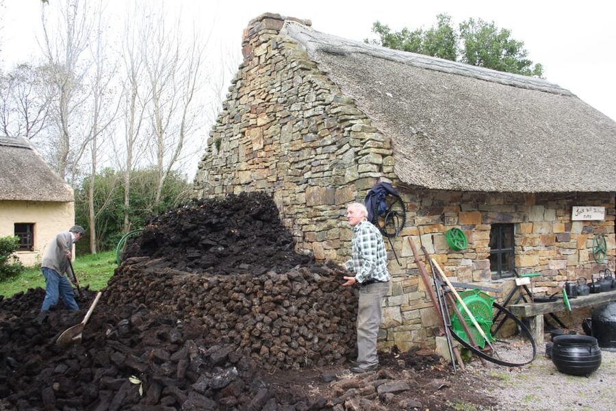 Killarney: Ring of Kerry Bus Tour - Lunch at The Scarriff Inn: fuel with a local-feeling pause