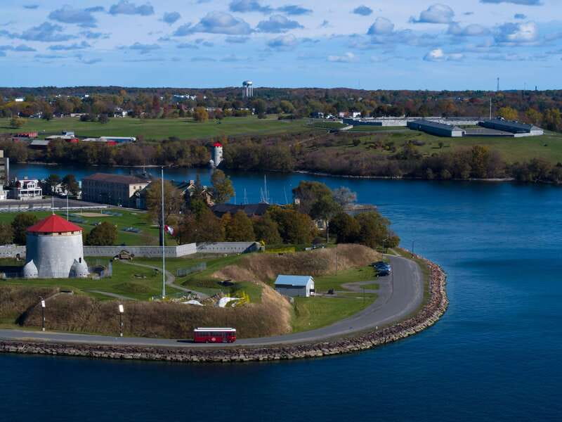 Kingston: Hop-On Hop-Off Trolley Tour - Market Square: lunch timing plus a cruise-friendly pause